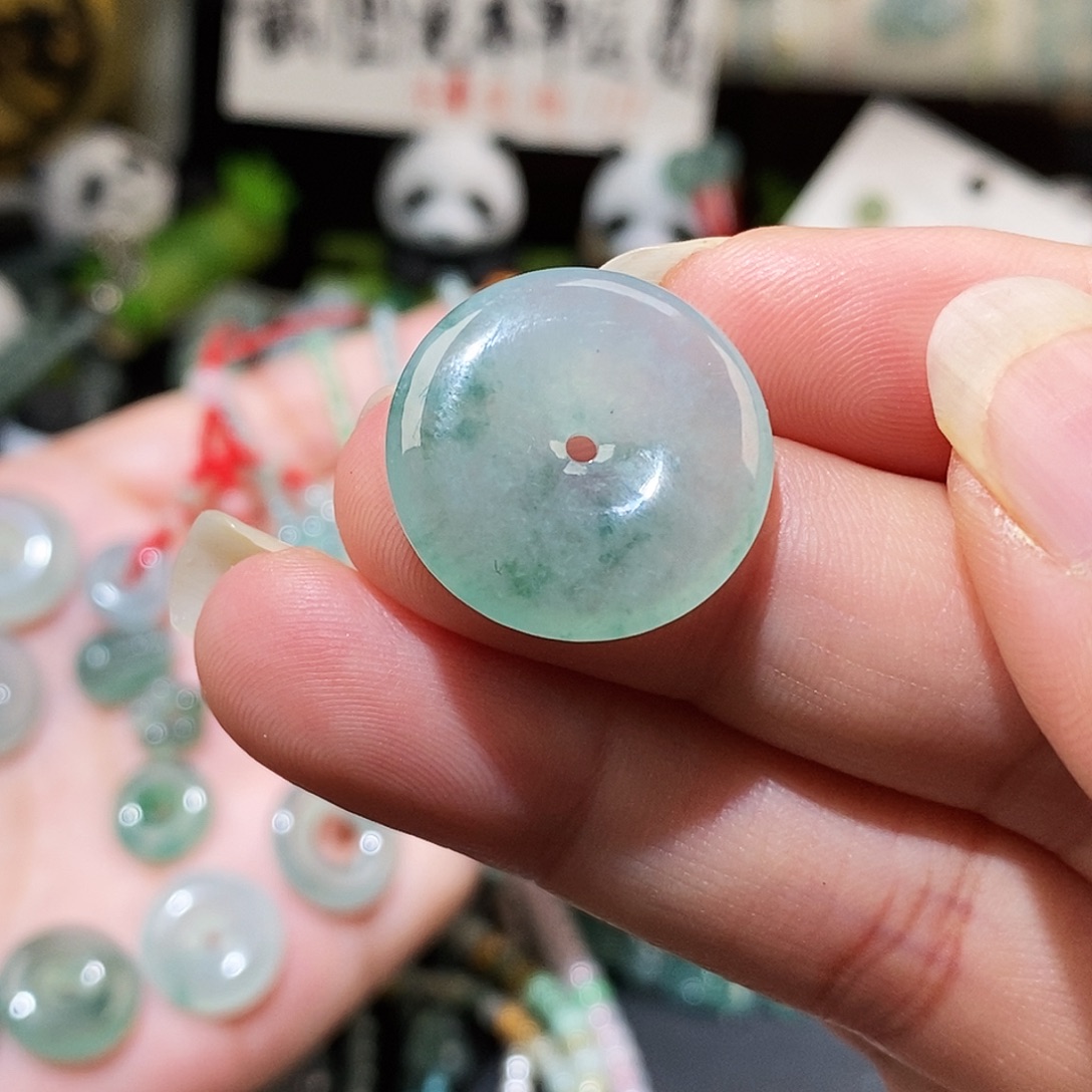 翡翠未镶嵌颈饰平安扣