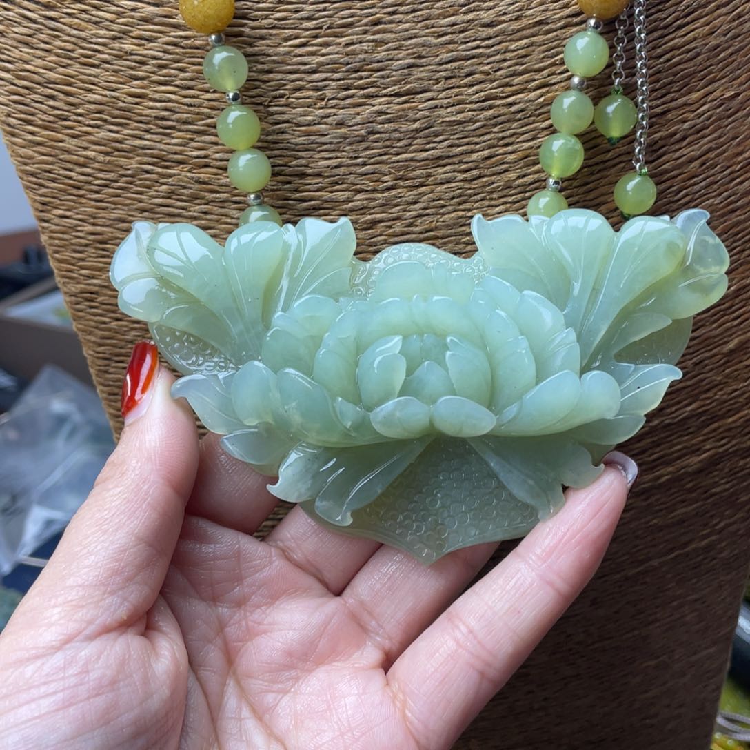 蛇纹石玉颈饰未镶嵌