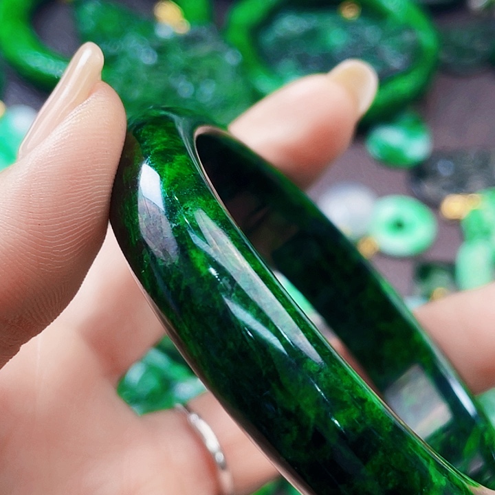 芈***浅翡翠未镶嵌颈饰多样性56.6