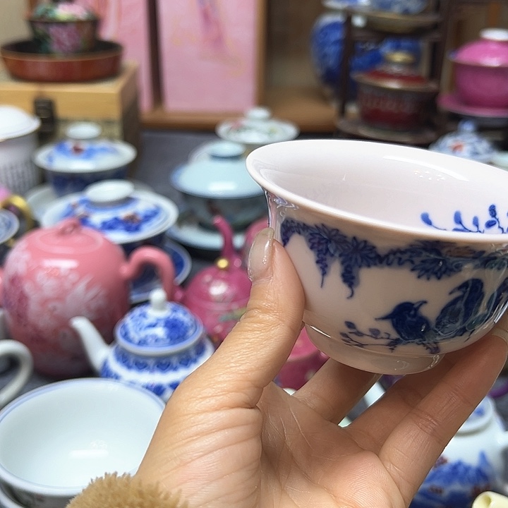 珐琅彩工艺是由手工