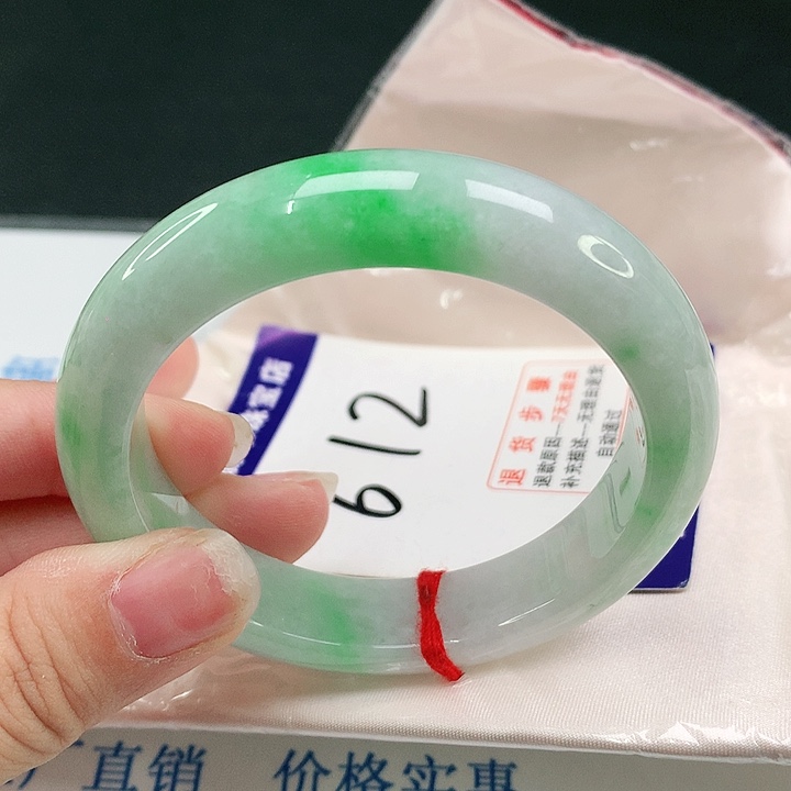 翡翠手镯未镶嵌翡翠