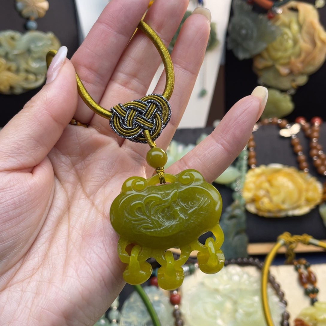 蛇纹石玉颈饰未镶嵌