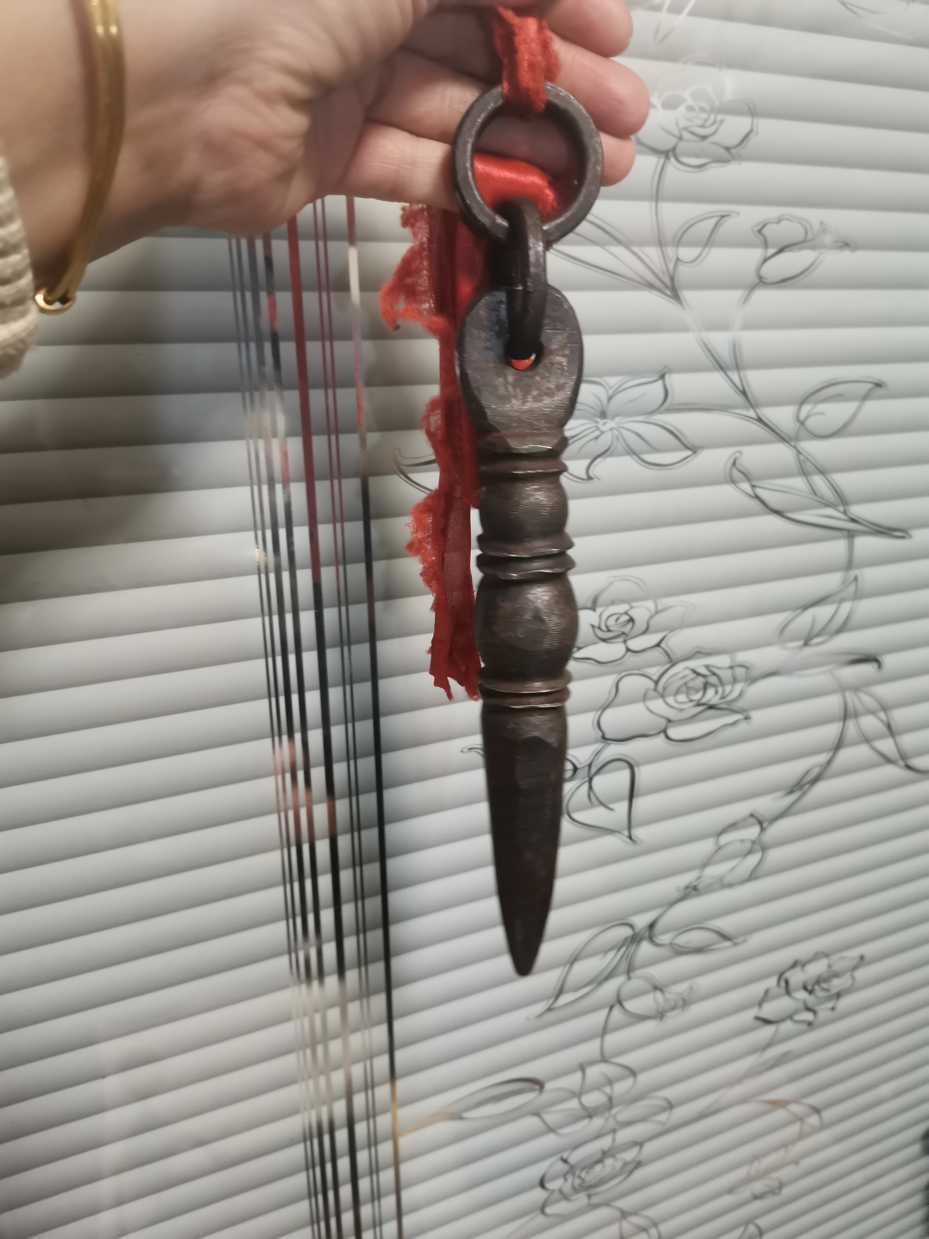 一件铁器，商品如图