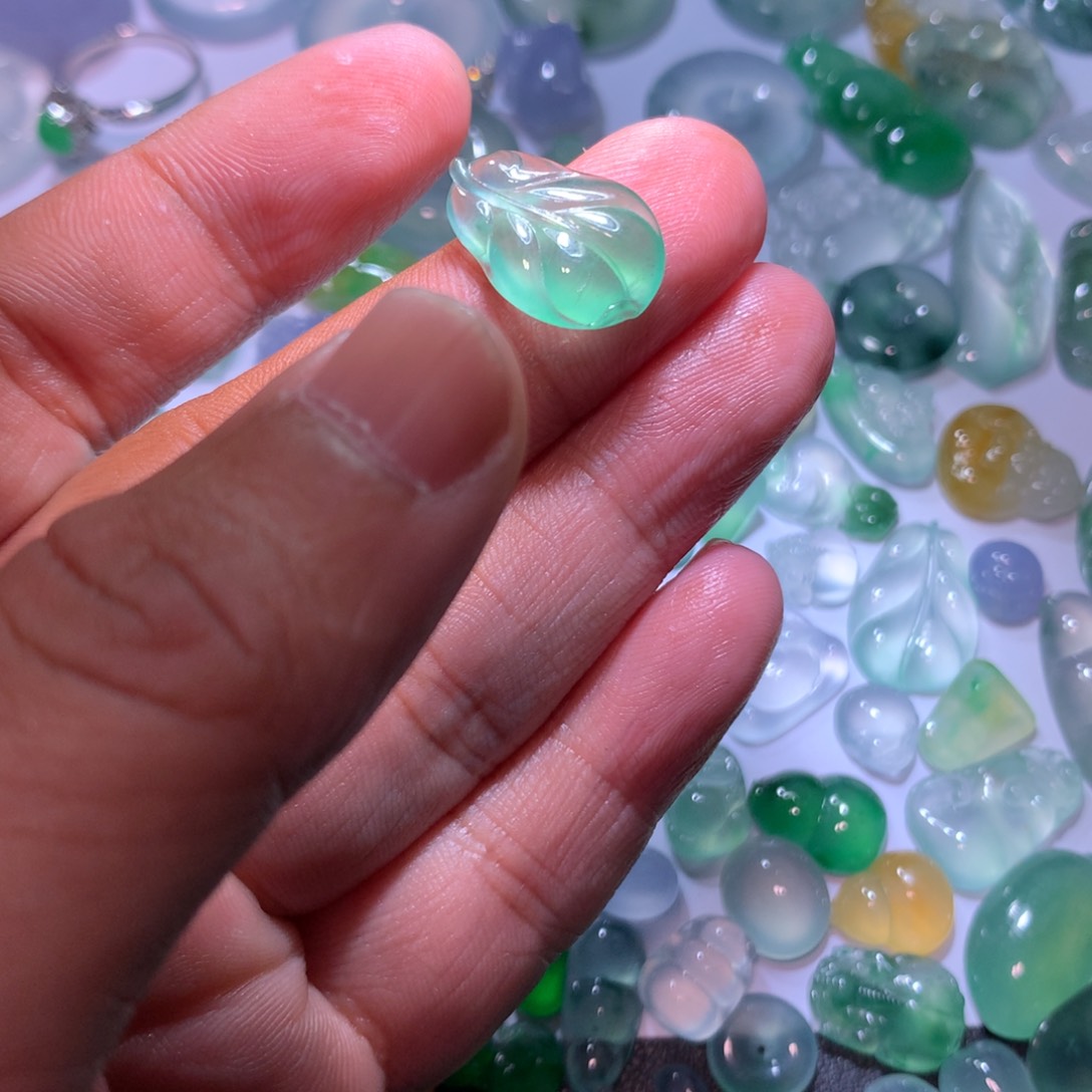 翡翠颈饰未镶嵌叶子