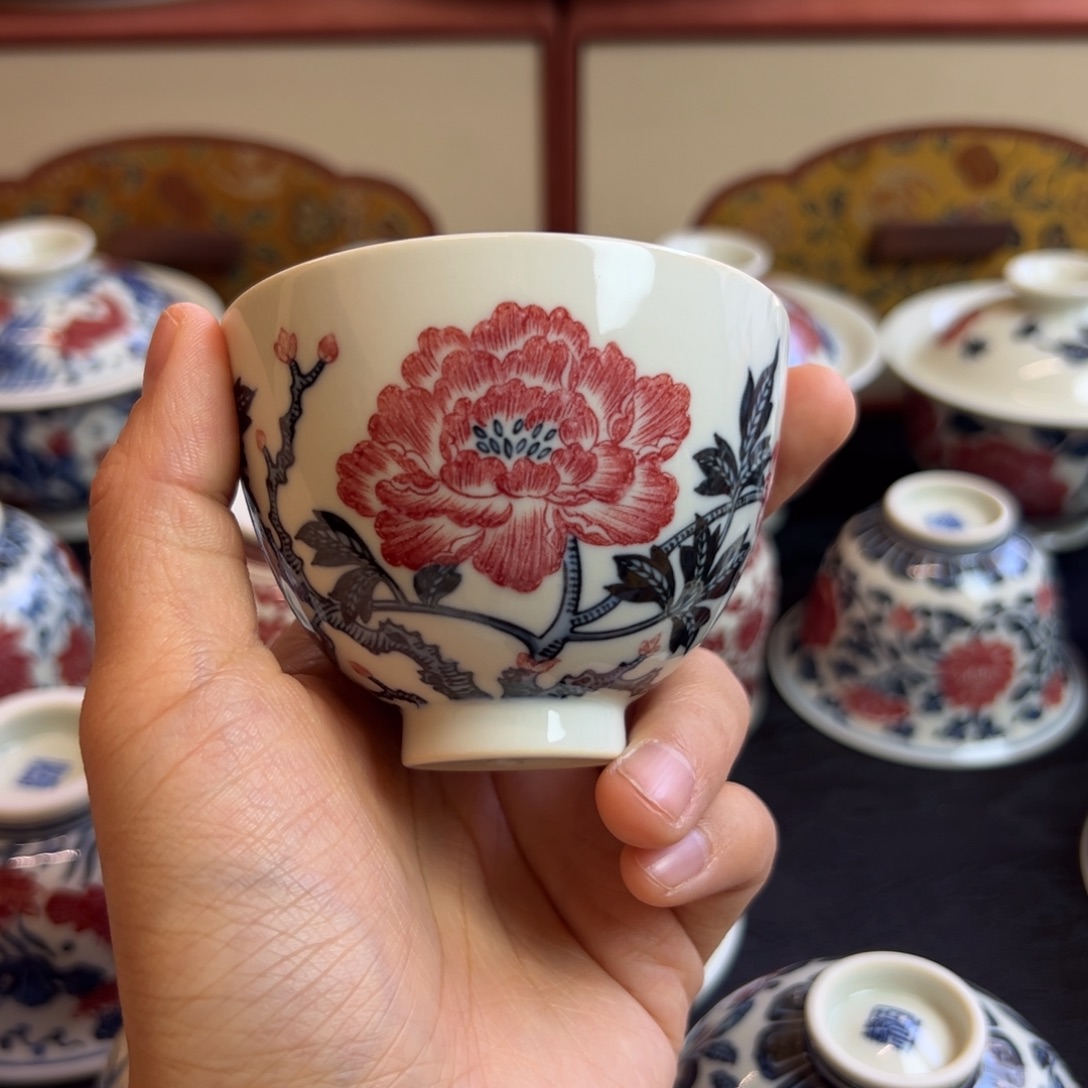 正绎堂釉里红牡丹鸡心杯