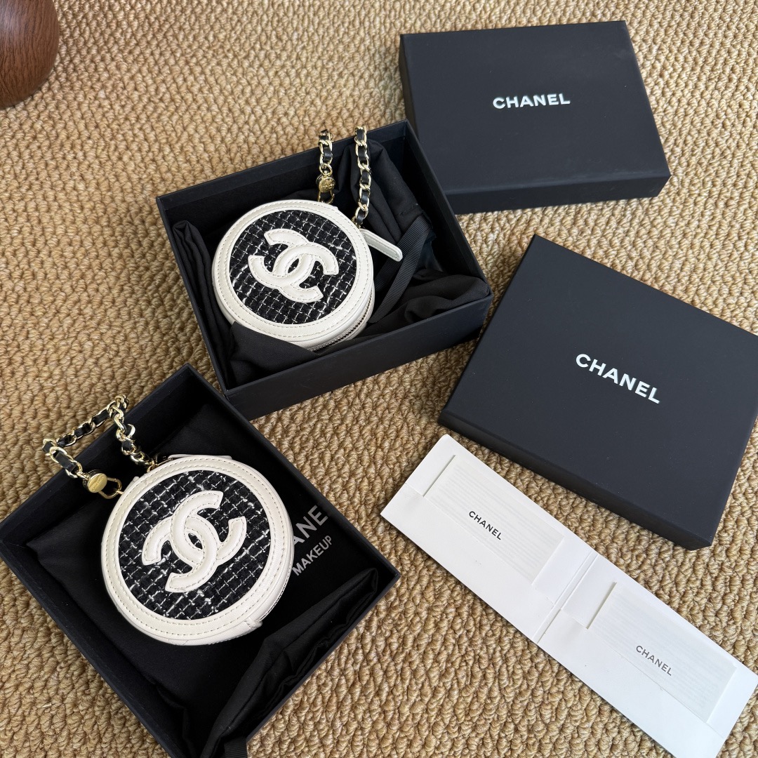 香奈儿【K651】新款礼赠黑白拼接圆饼包化妆包菱格链条精致小包