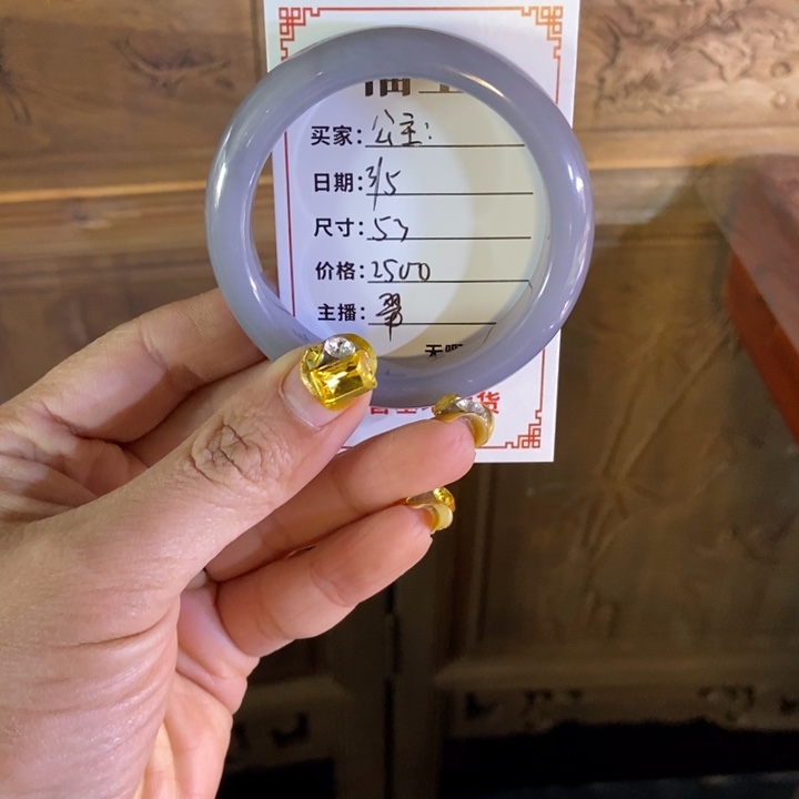 和田玉手镯未镶嵌?