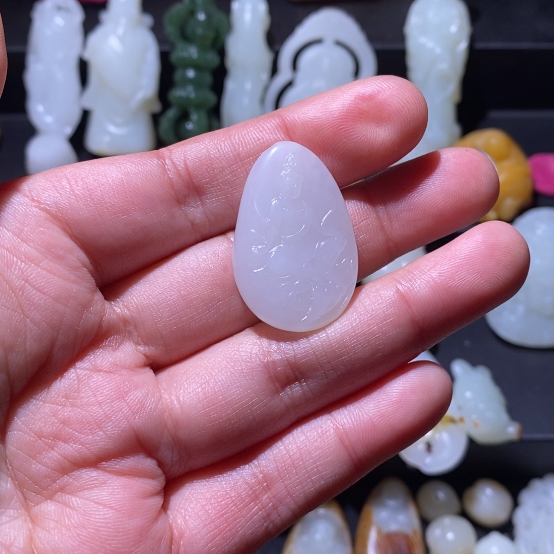 背***影和田玉未镶嵌颈饰