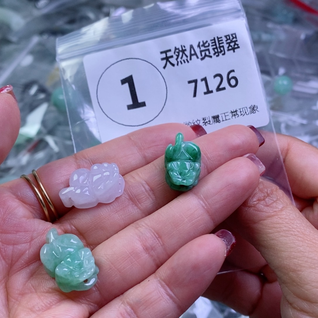 翡翠颈饰未镶嵌娜**儿吊坠