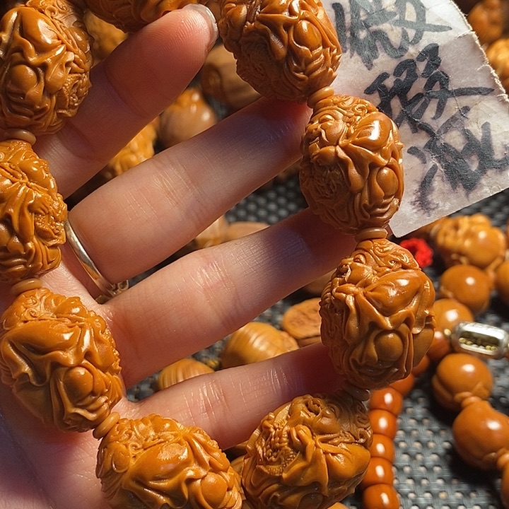 吊坠橄榄核达*情微上色