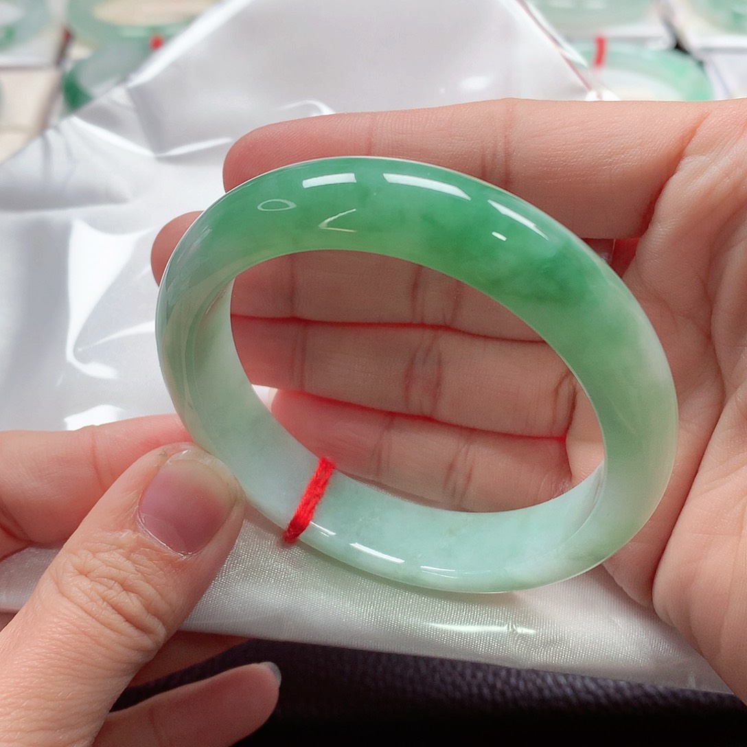 翡翠手镯未镶嵌天然A货翡翠