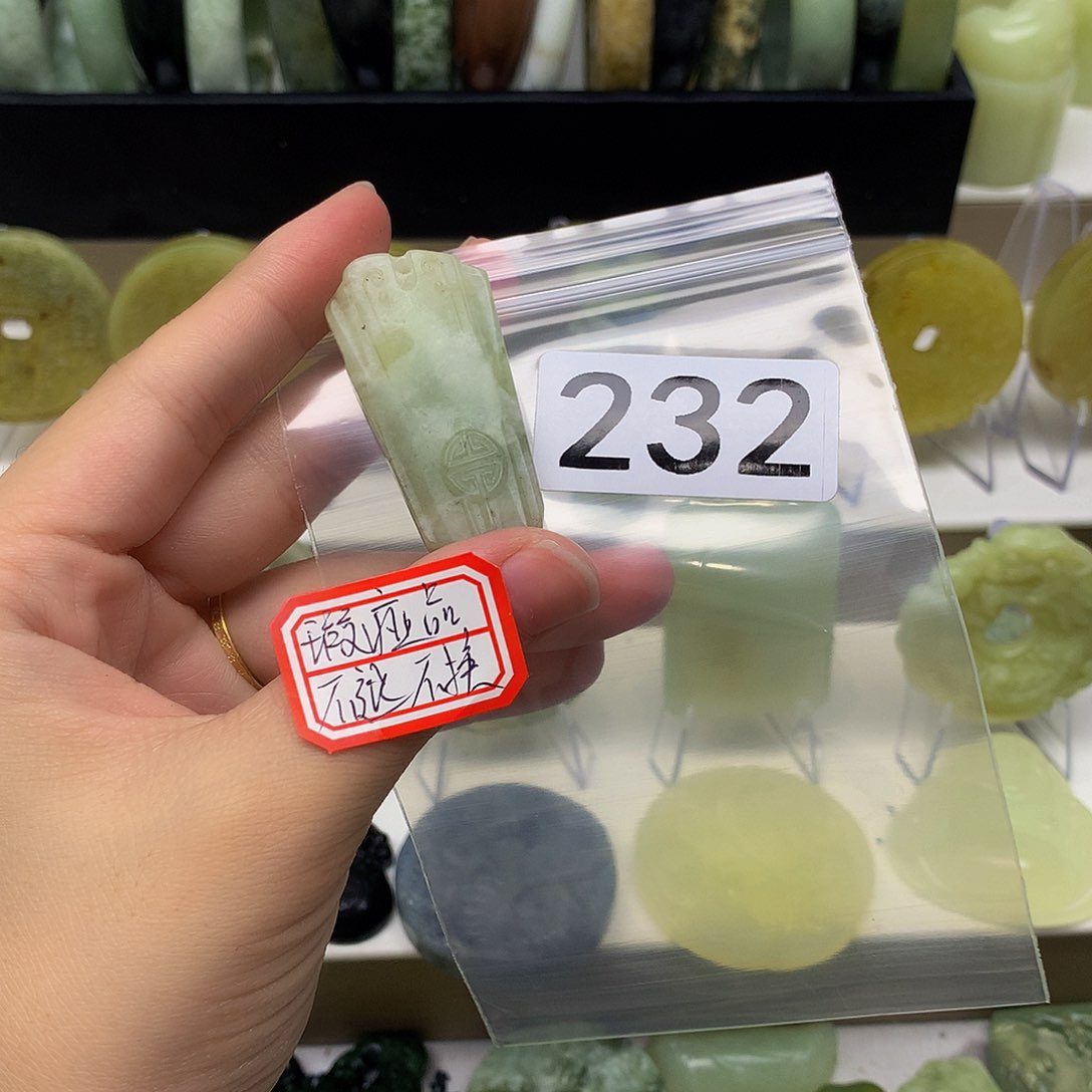 蛇纹石玉颈饰未镶嵌