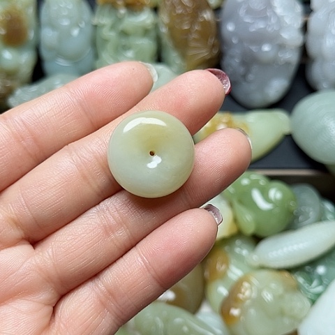 颈饰未镶嵌和田玉龍**人