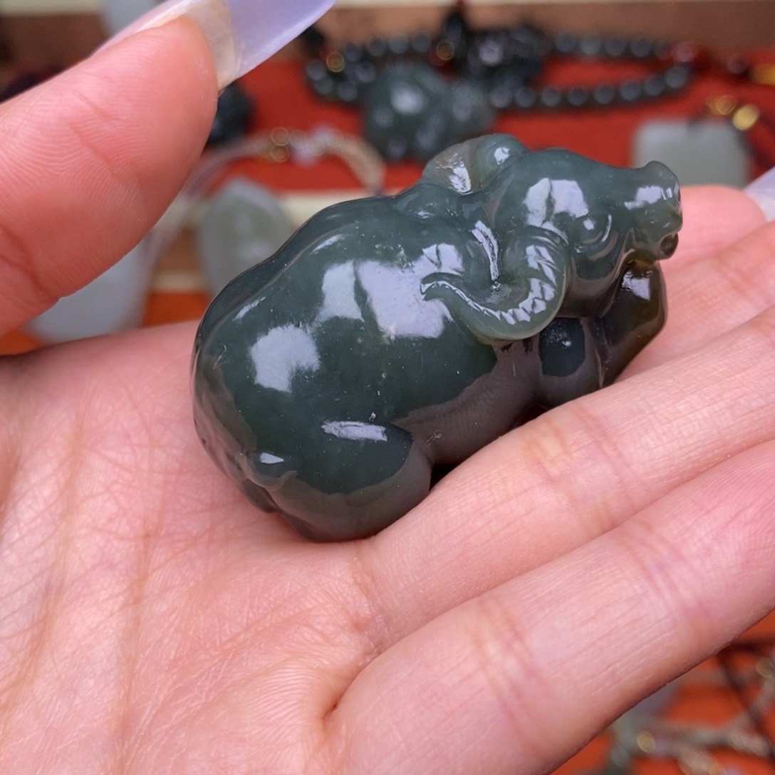 和田玉颈饰未镶嵌有裂