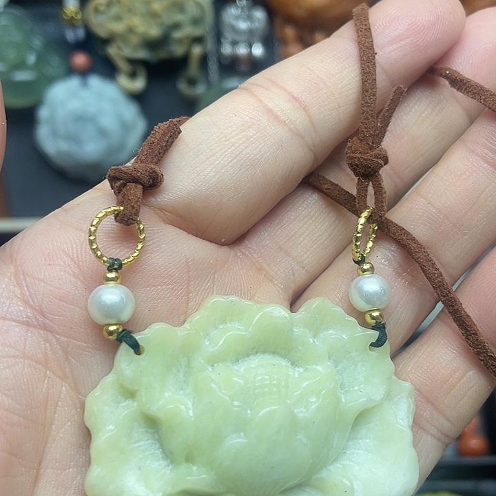 未镶嵌蛇纹石玉颈饰