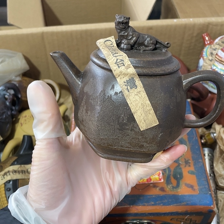 茶壶紫砂原矿泥料，纯手工制作的一把紫砂壶。