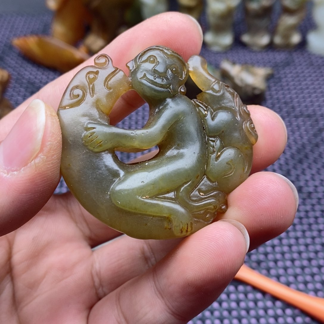 蛇纹石玉颈饰未镶嵌