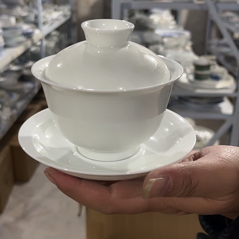 其他瓷大元宝盖碗一个