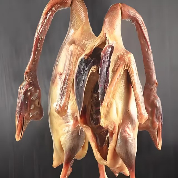 农家散养土老鹅腌制风干咸鹅咸香味美