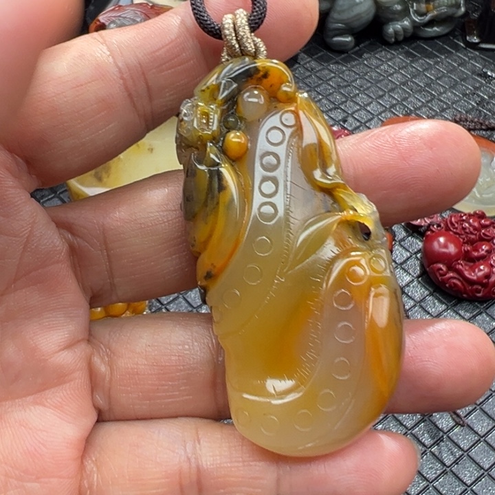 石英质玉（黄龙玉）颈饰未镶嵌