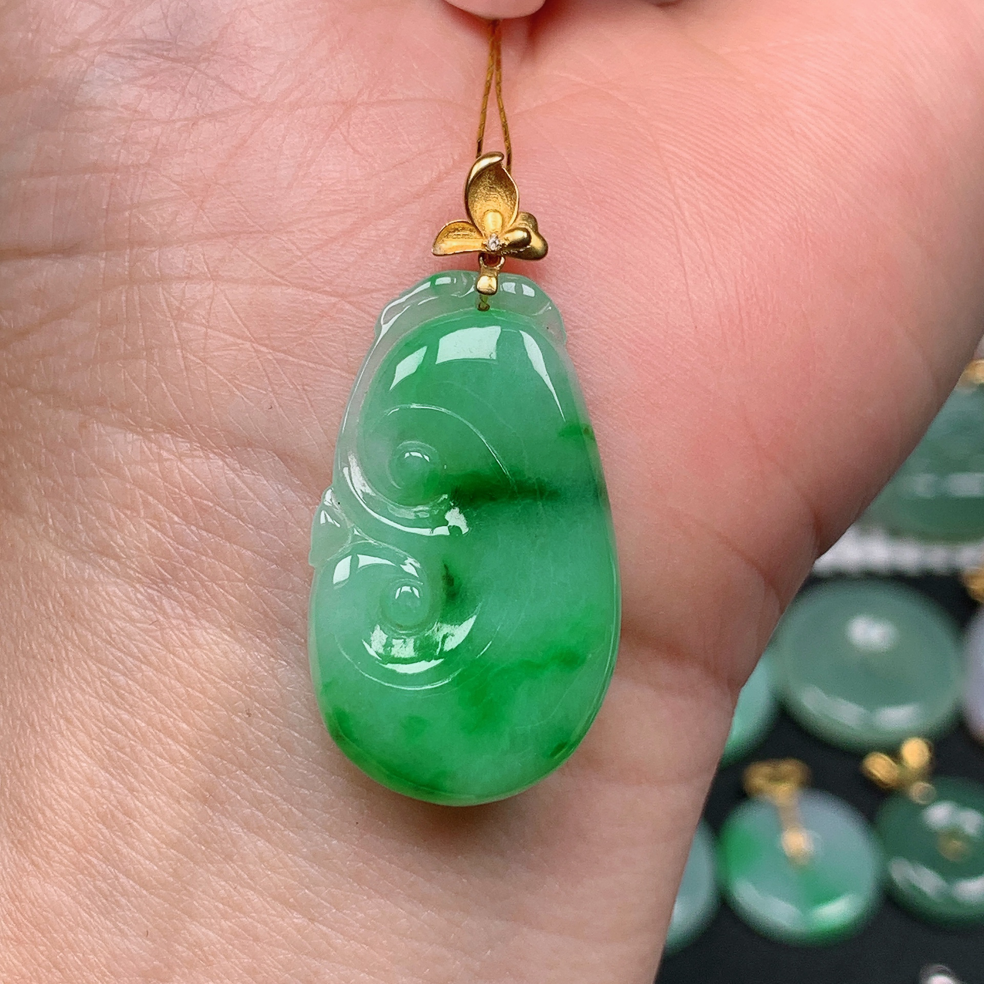 缅甸天然翡翠A货 冰润飘绿如意31/223(尺寸29.7x17.4x3.3)