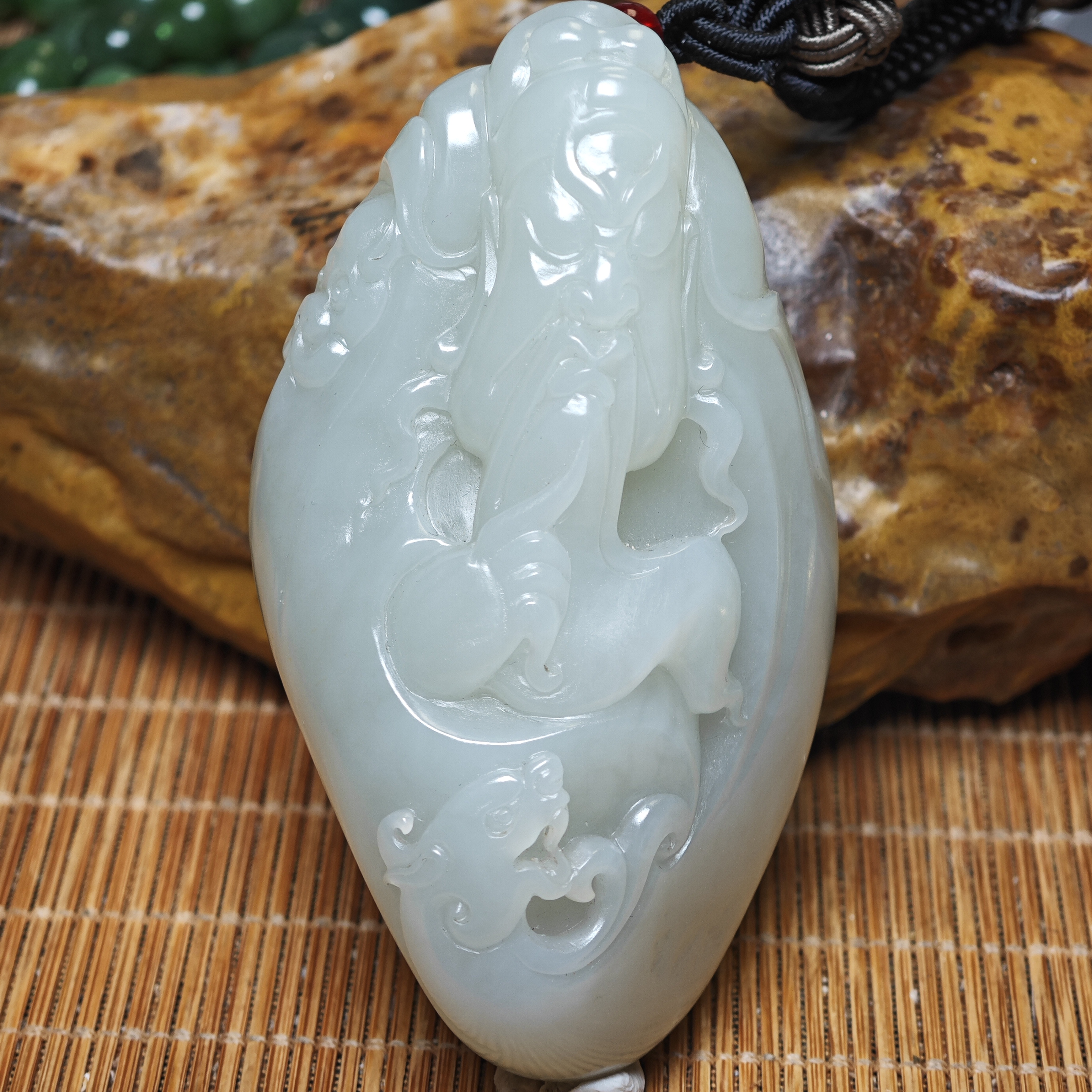 和田玉关公大手把件，带毛孔，带沁色。河里面料。