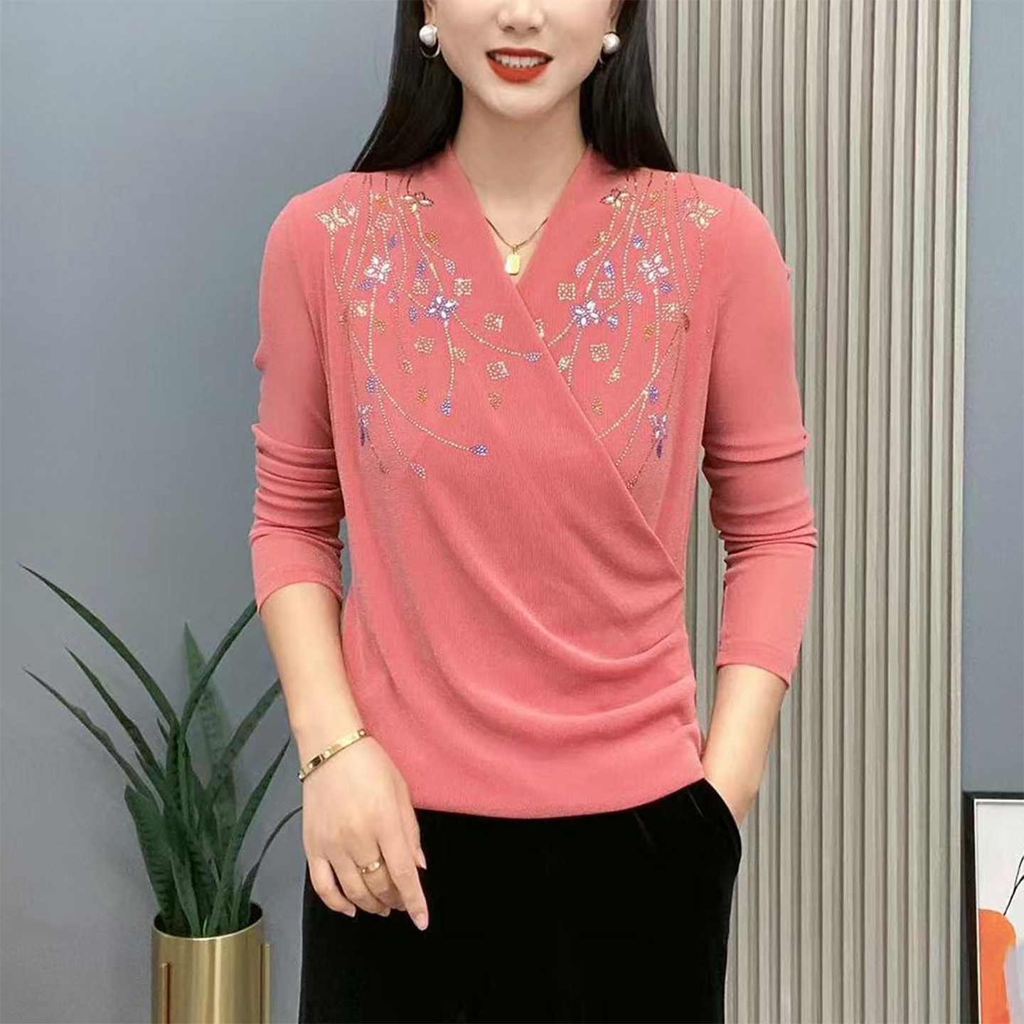 9096妈妈装长袖打底衫时尚交叉领显瘦小花烫钻I秋款纯色百搭上衣
