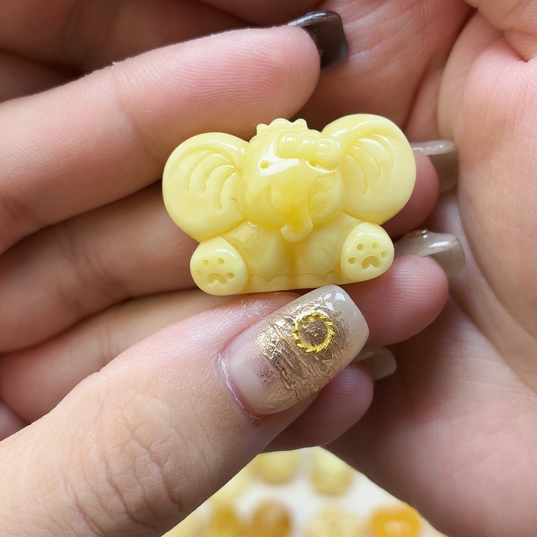 蜜蜡未镶嵌裸石大象