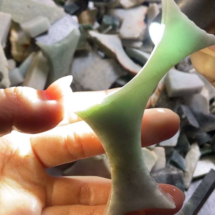 翡翠颈饰未镶嵌天然翡翠