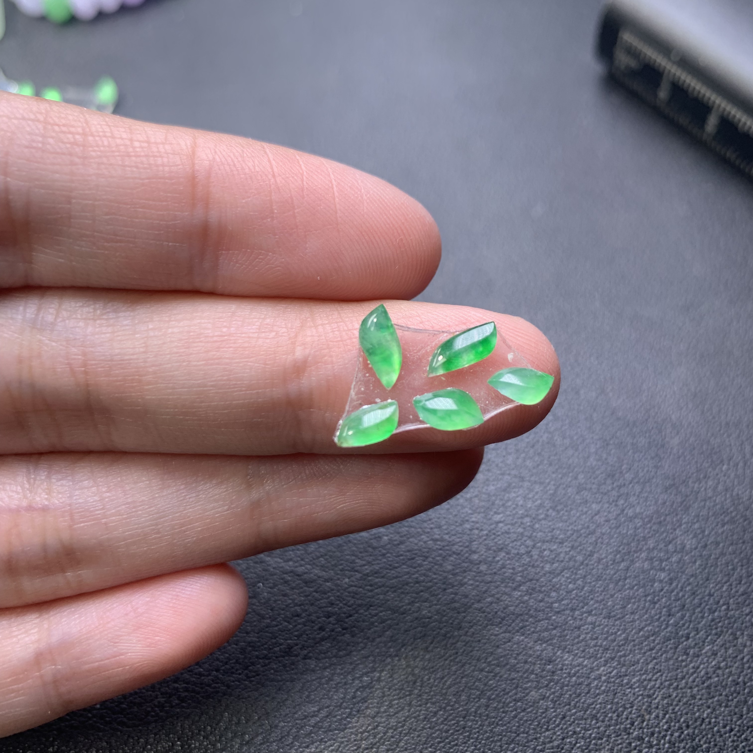 纯天然A货缅甸翡翠绿随形