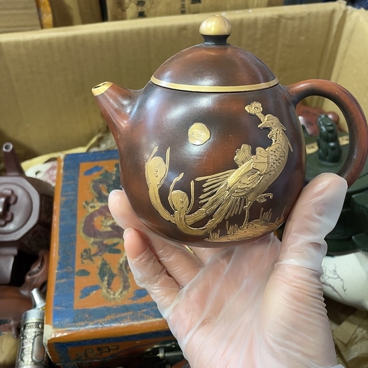 茶壶紫砂原矿泥料，手工制作的一把紫砂壶。