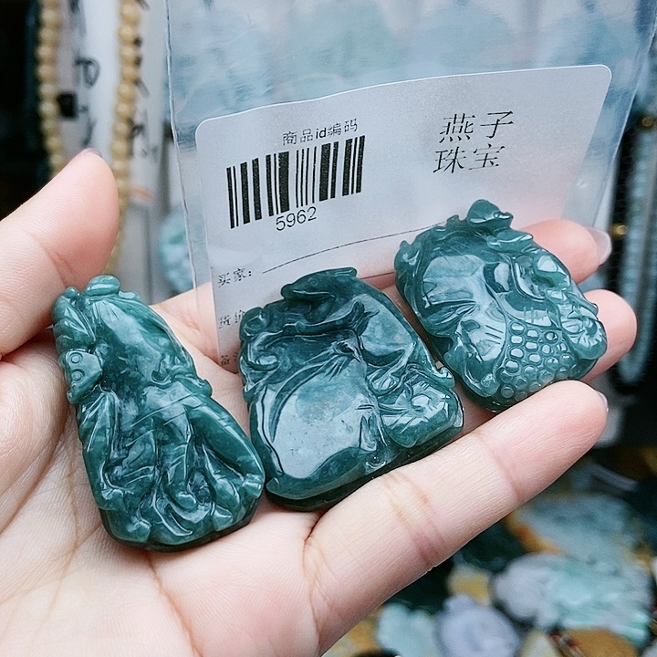 颈饰足铂镶嵌翡翠翡翠
