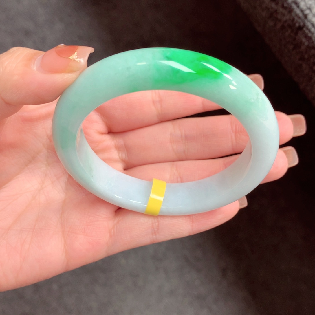 翡翠手镯未镶嵌缅甸