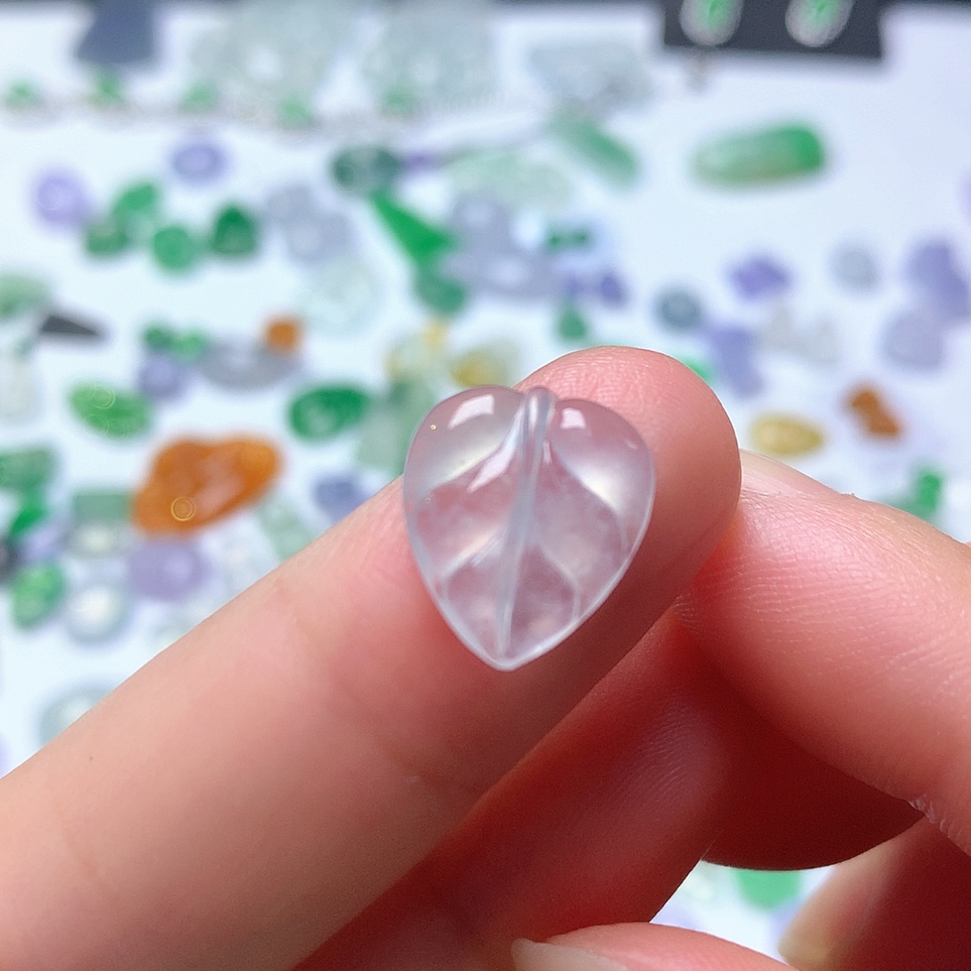 翡翠未镶嵌颈饰叶子