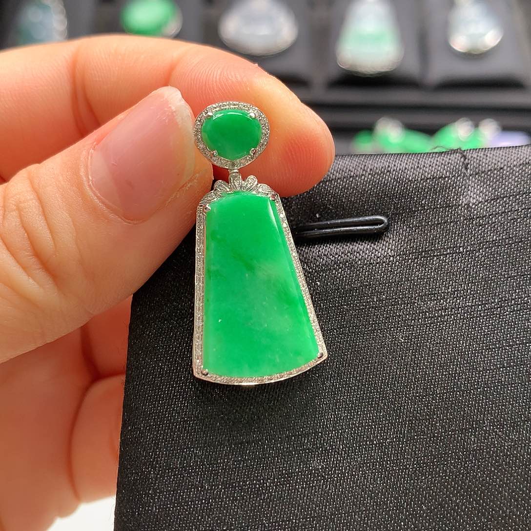 翡翠18K金镶嵌颈饰无事牌