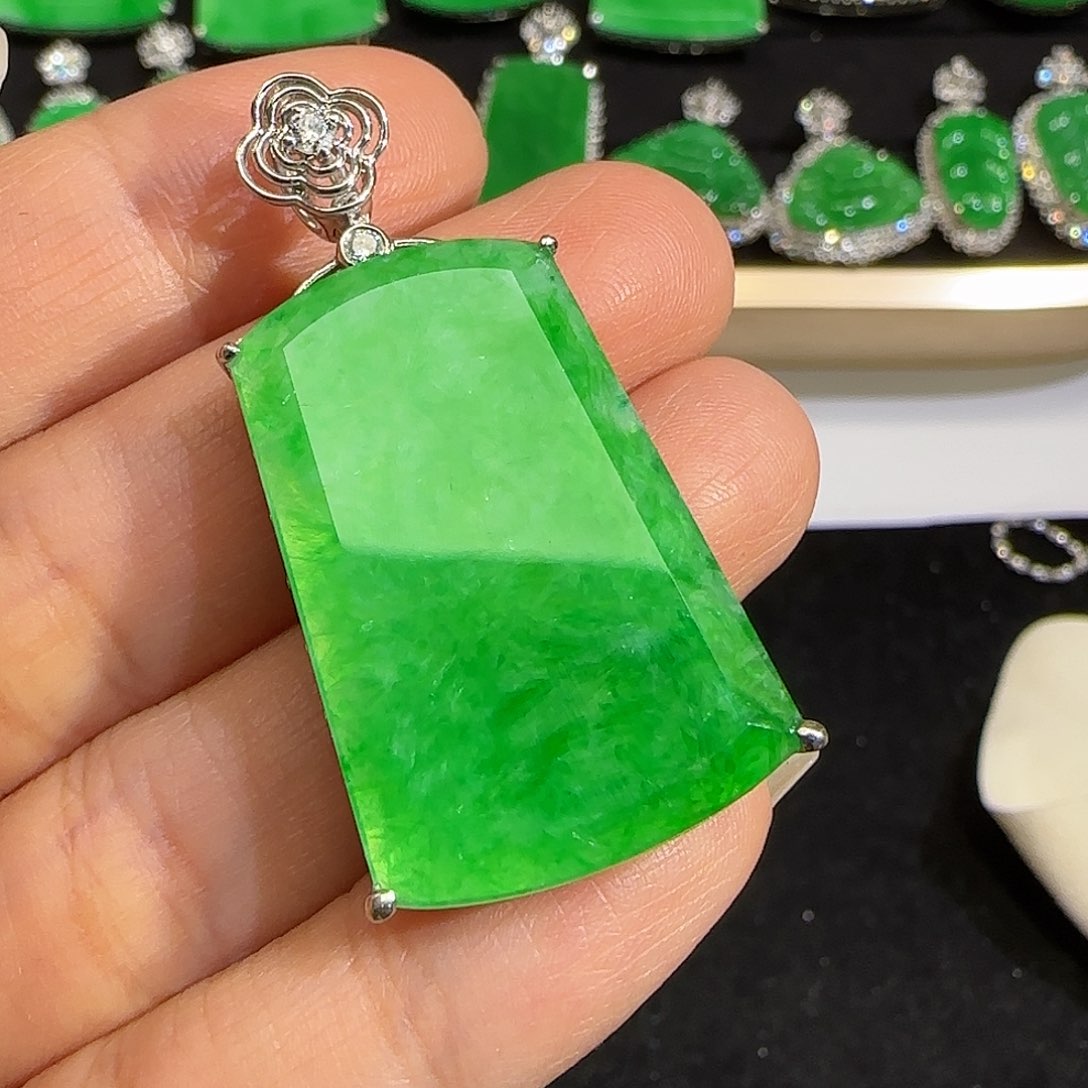 翡翠颈饰18K金镶嵌。