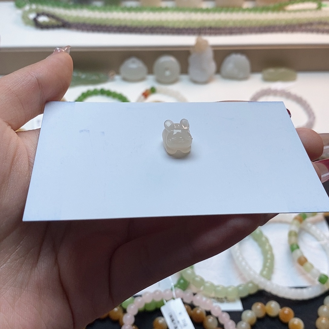 和田玉颈饰未镶嵌藕粉小兔子