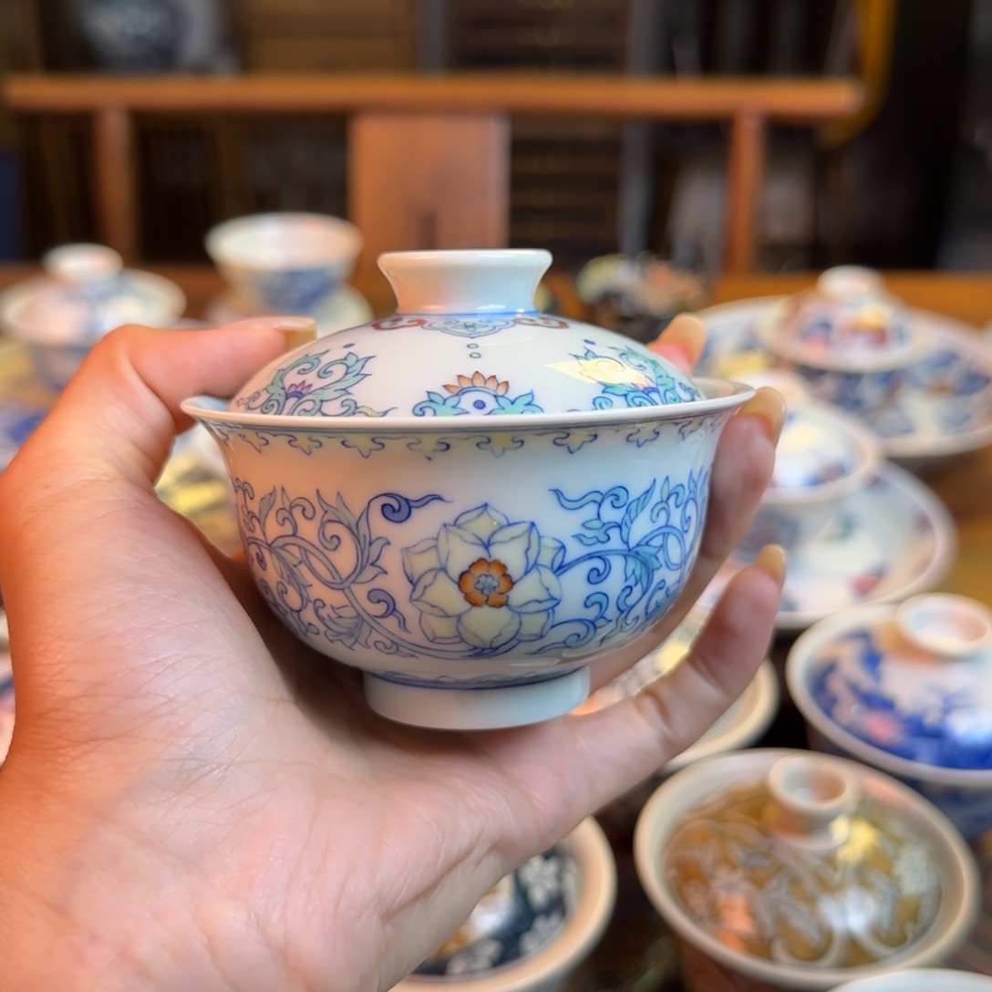 v**i重工缠枝花卉盖碗纯手绘