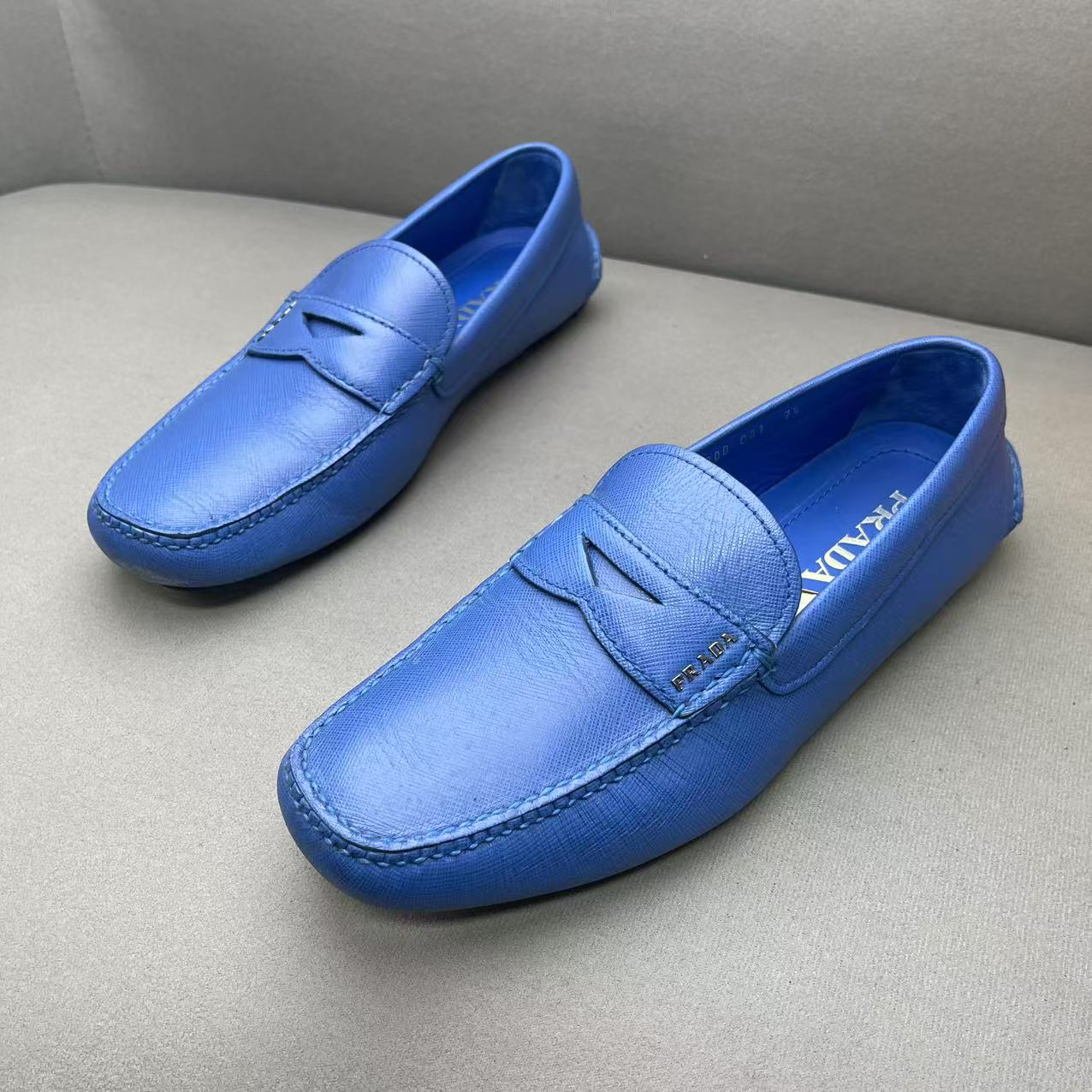 95新 Prada/普拉达 蓝色时尚百搭舒适皮革面软底豆豆鞋 41.5码