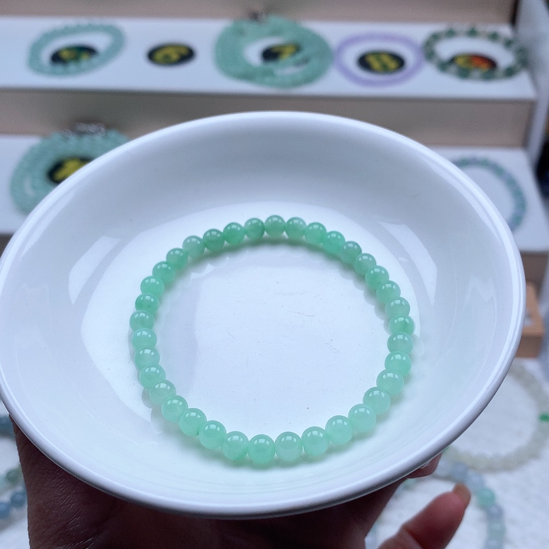 P***u翡翠未镶嵌手串甜绿5.0