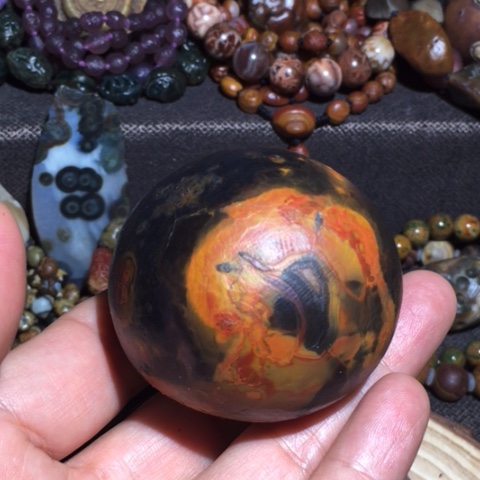 石材战国红大颗手把件