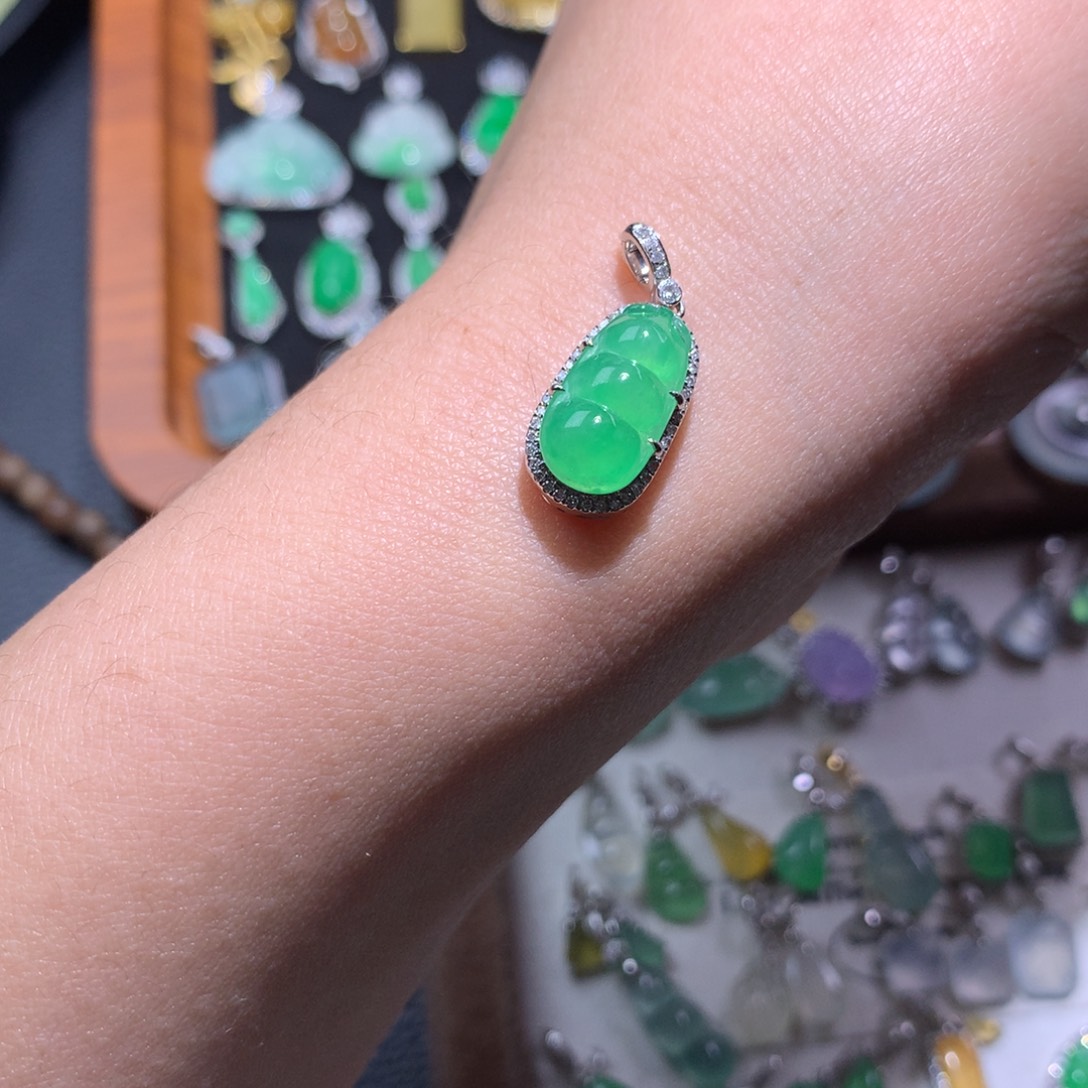 翡翠18K金镶嵌颈饰甜绿毛毛虫福豆吊坠