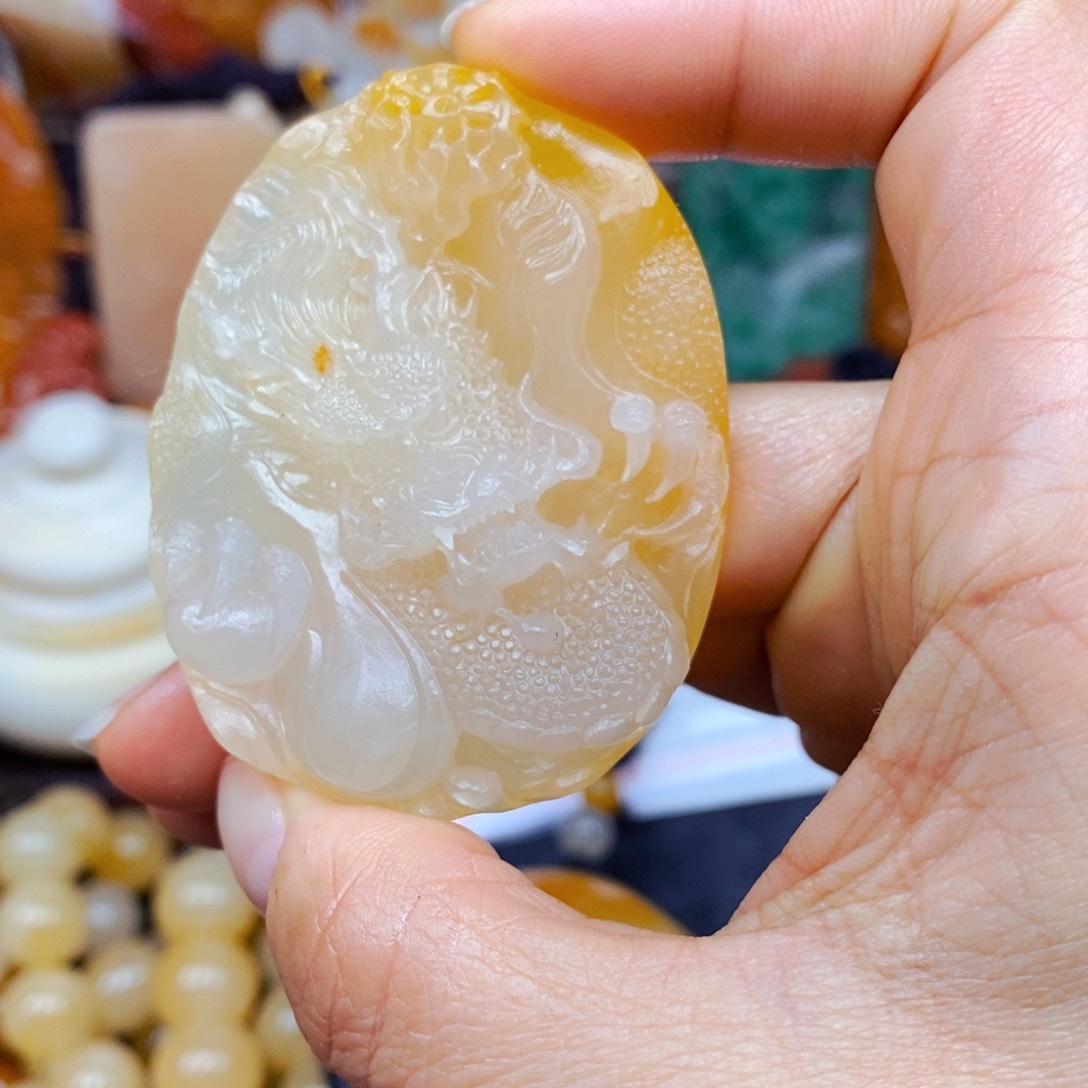 石英质玉（黄龙玉）颈饰未镶嵌