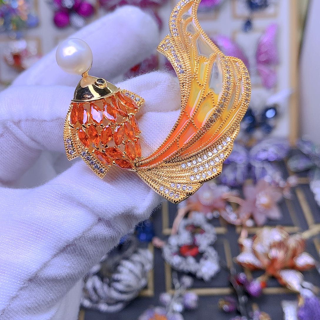 合成立方氧化锆铜胸针胸花