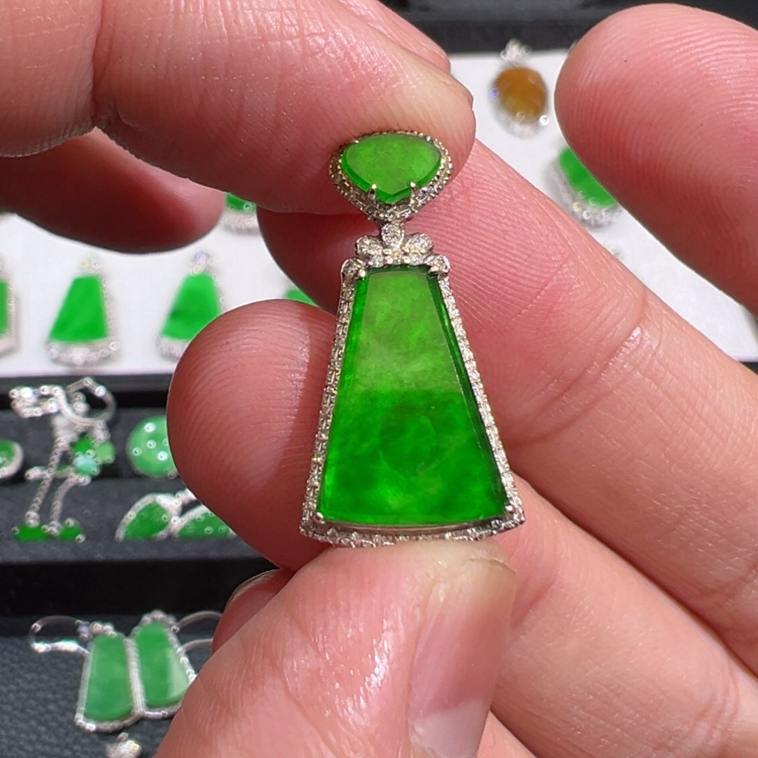 【闪购商品】翡翠吊坠(不含链)18K金镶嵌