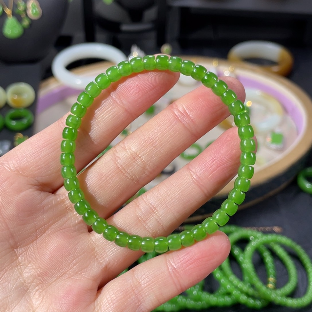 南***山和田玉未镶嵌颈饰