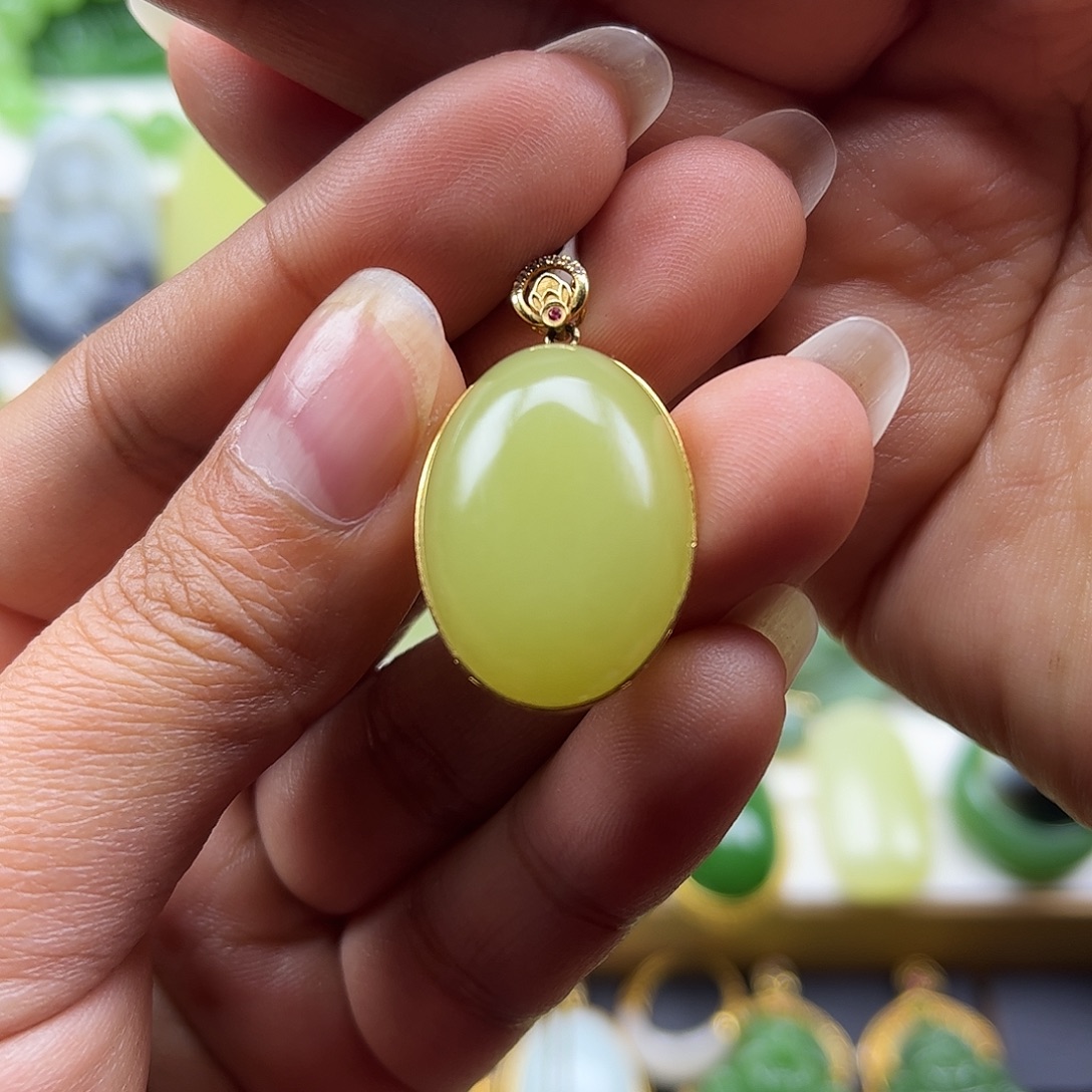 和田玉18K金镶嵌颈饰