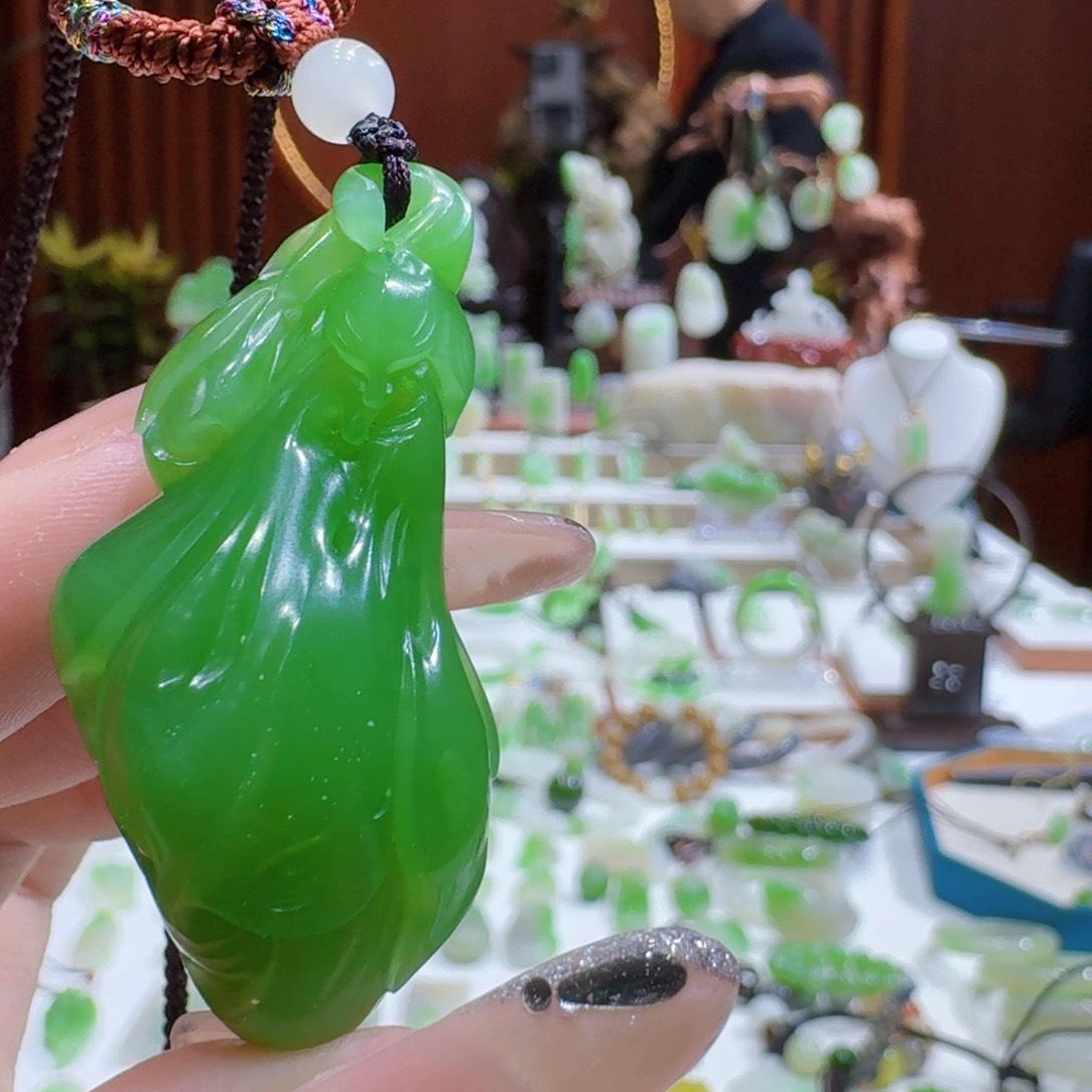 和田玉果绿玉兰花未镶嵌