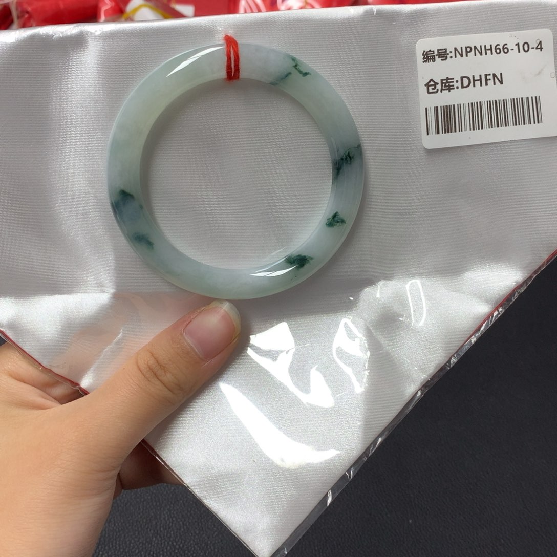 翡翠手镯未镶嵌翡翠