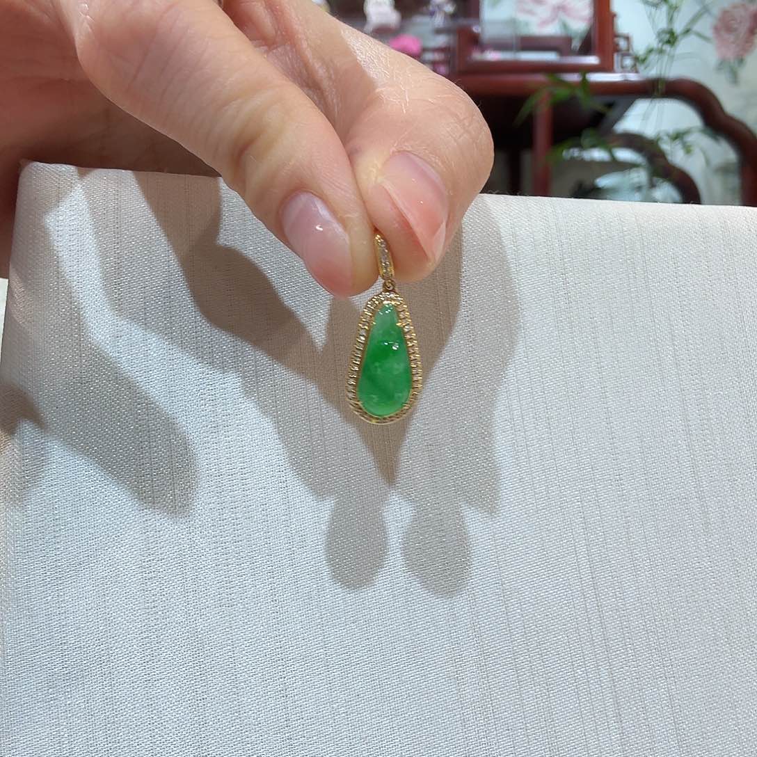 崔***崔翡翠18K金镶嵌颈饰颈饰